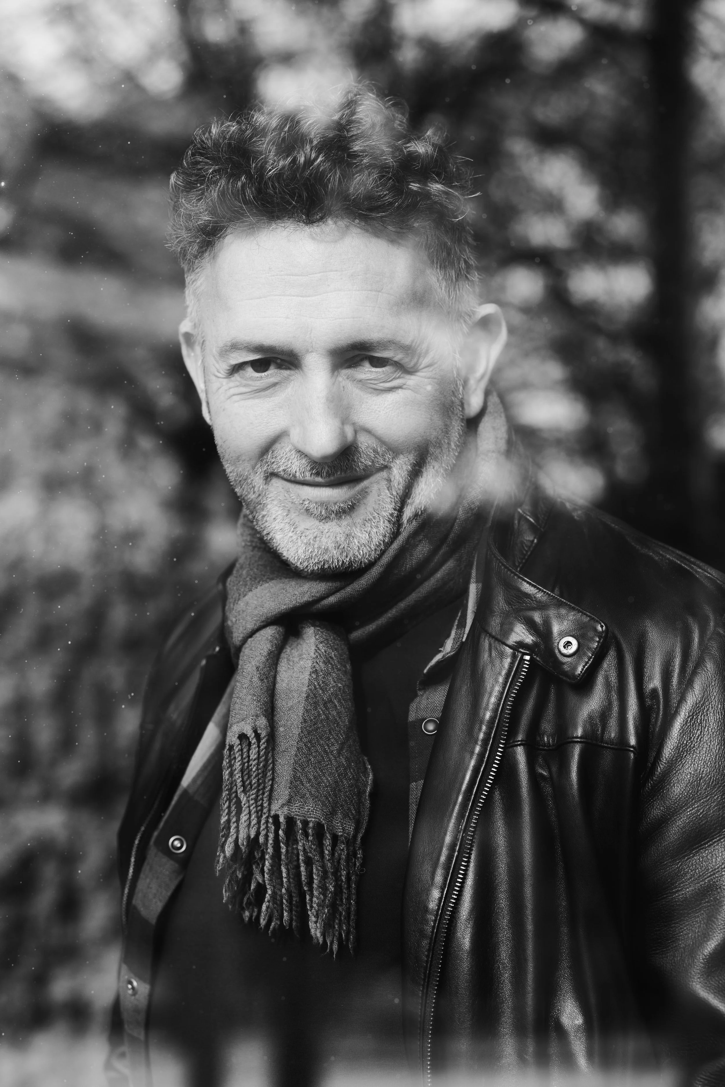biografía — Mikel Santiago